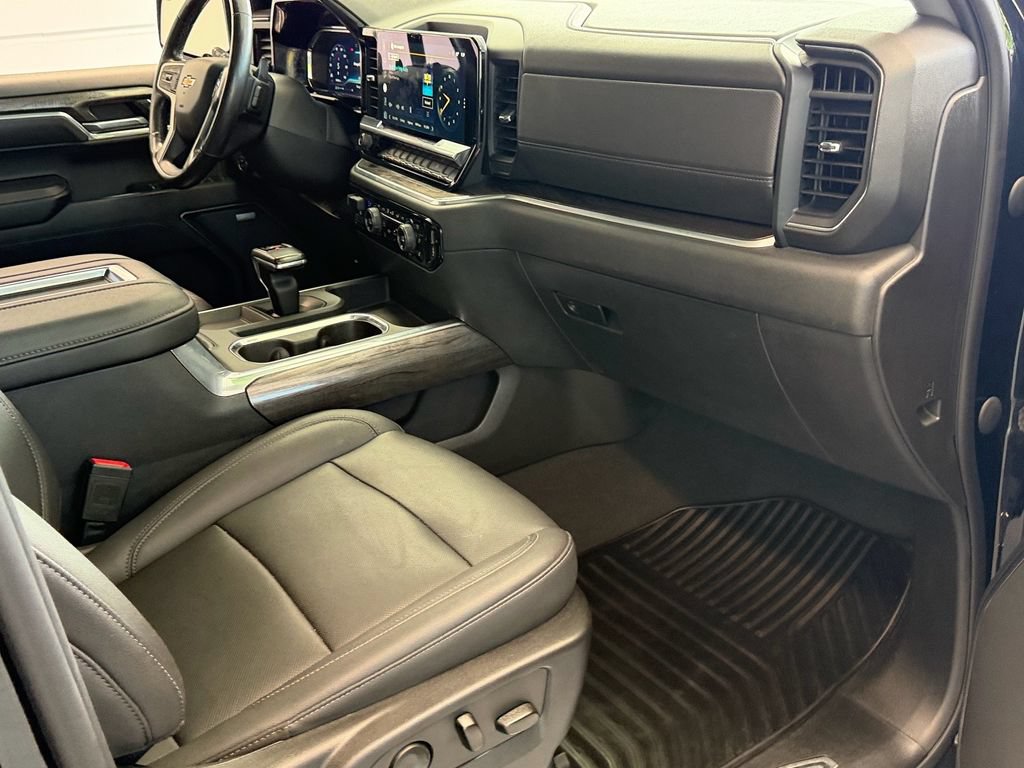 Used 2022 Chevrolet Silverado 1500 LTZ w/ LTZ Premium Package AWD/4WD image 16
