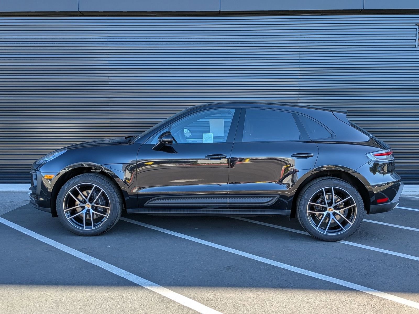Certified 2025 Porsche Macan image 2