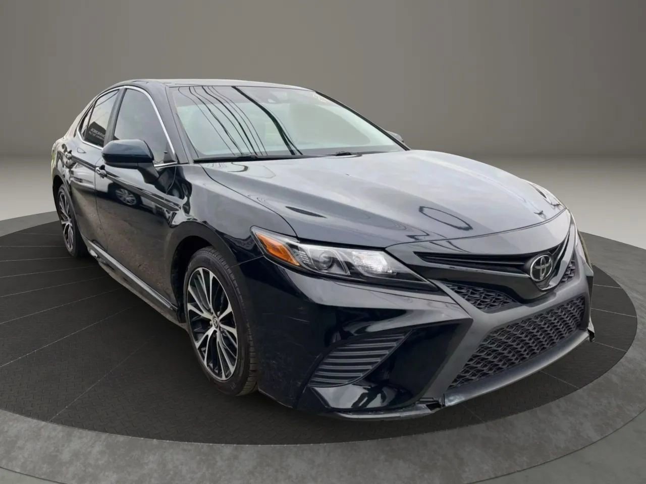 Used 2020 Toyota Camry SE FWD image 3