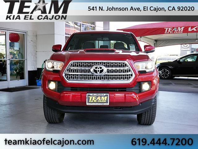 Used 2017 Toyota Tacoma TRD Sport AWD/4WD image 4