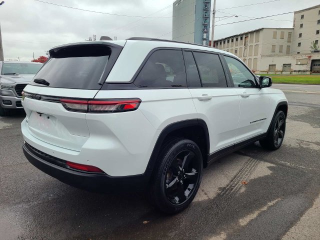 Used 2023 Jeep Grand Cherokee Altitude AWD/4WD image 7