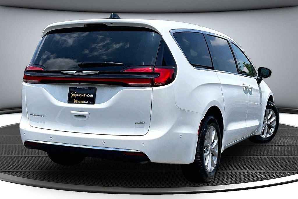 Used 2025 Chrysler Pacifica Select AWD/4WD image 6