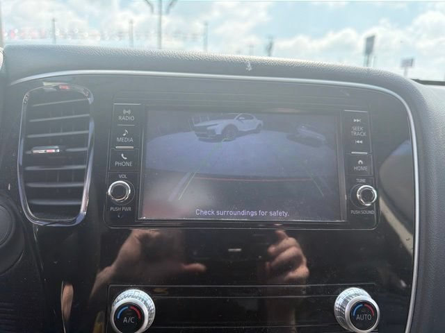 Used 2020 Mitsubishi Outlander SE AWD/4WD image 3