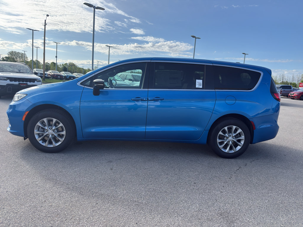 New 2026 Chrysler Pacifica Select AWD/4WD image 6