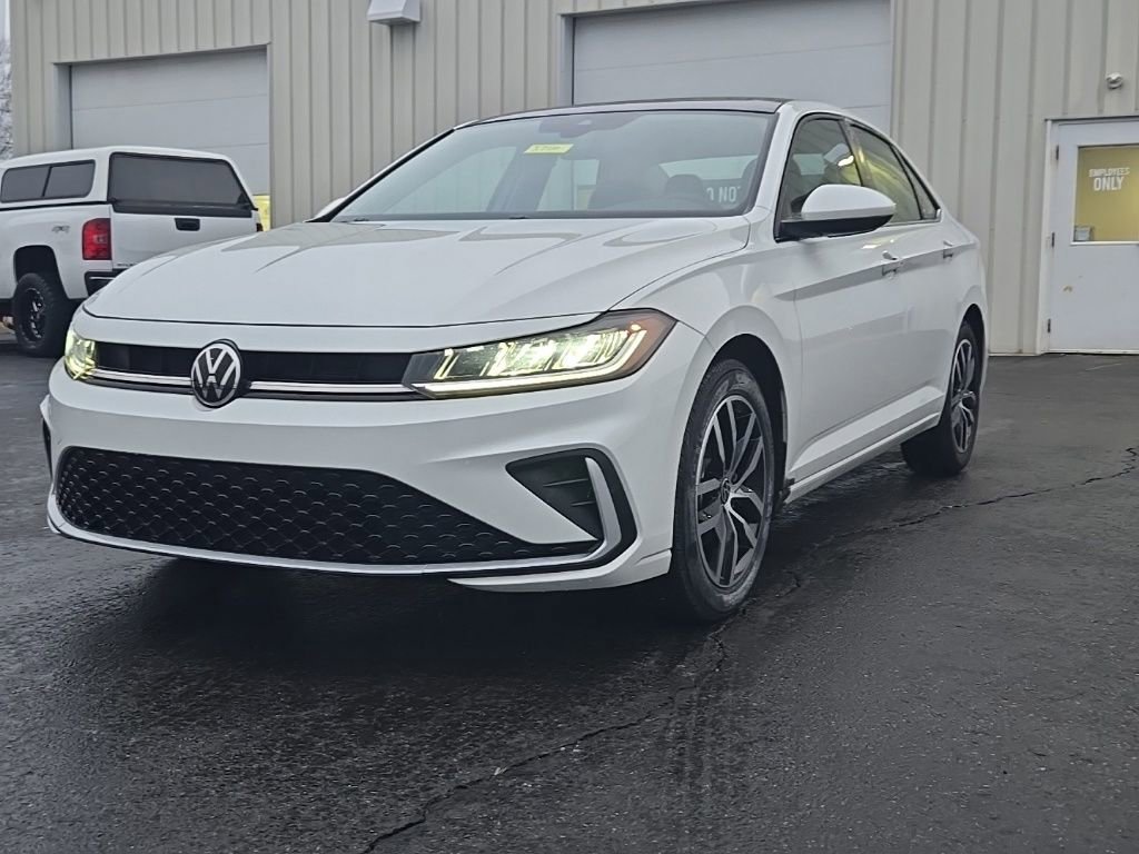 Used 2025 Volkswagen Jetta SE w/ Sunroof Package image 3