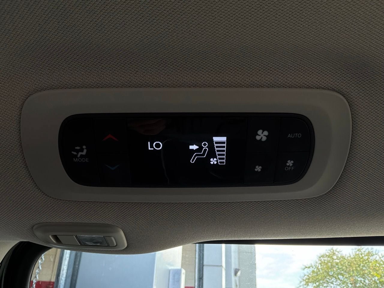 Used 2023 Chrysler Pacifica Limited FWD image 15