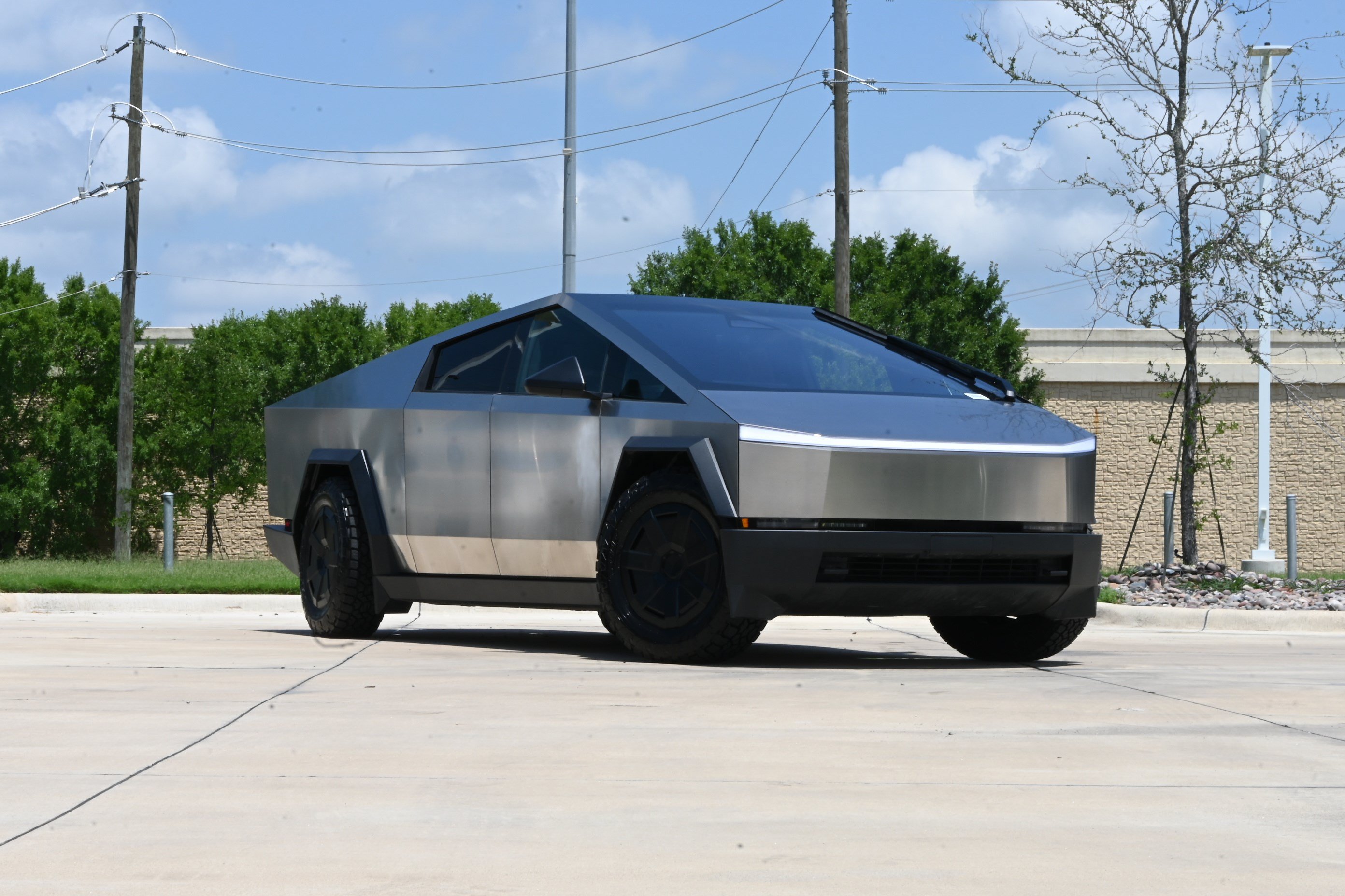 Used 2025 Tesla Cybertruck AWD Crew Cab image 2