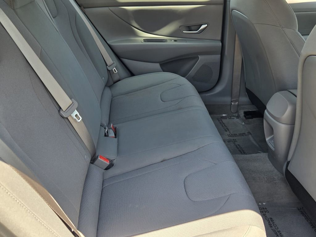 Certified 2025 Hyundai Elantra SE FWD image 15