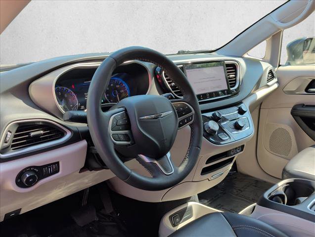 Used 2023 Chrysler Pacifica Touring-L image 9