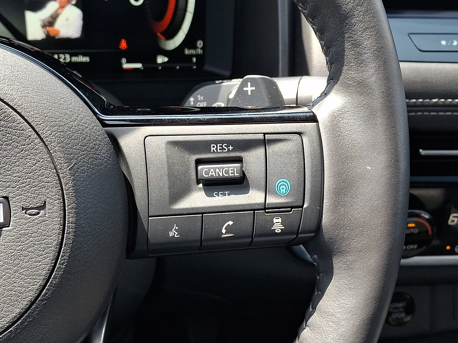 Used 2024 Nissan Rogue Platinum AWD/4WD image 25