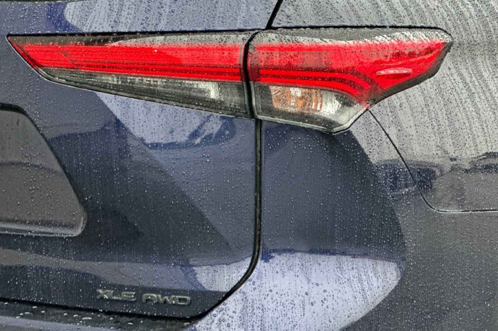 Used 2022 Toyota Highlander XLE AWD/4WD image 9