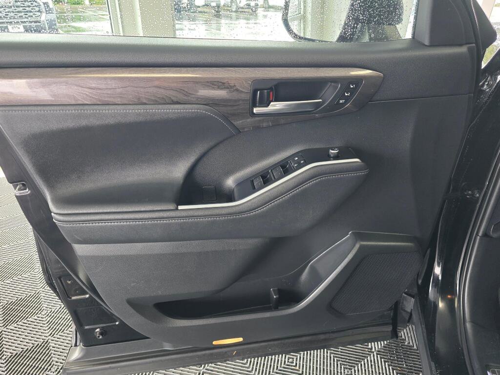 Used 2021 Toyota Highlander Platinum image 19