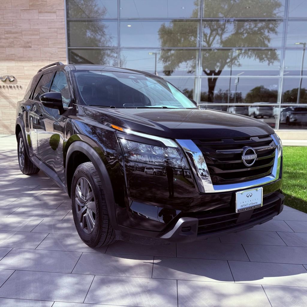 Used 2025 Nissan Pathfinder SV FWD image 4