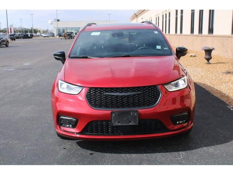 Used 2025 Chrysler Pacifica Limited image 9