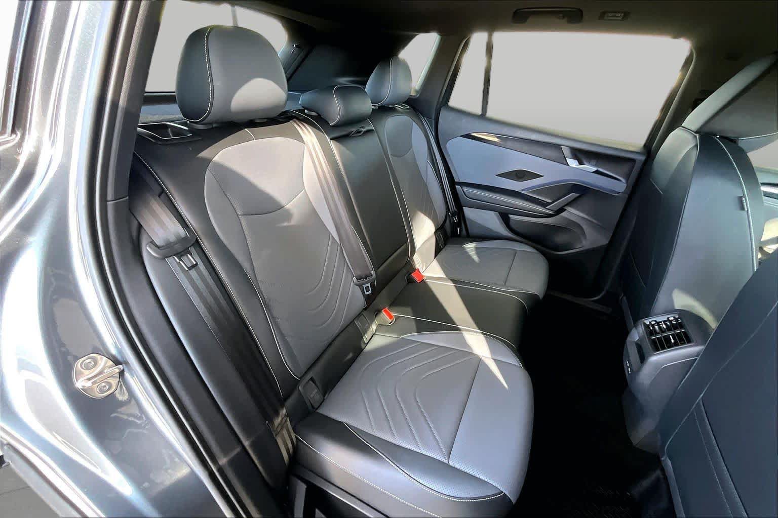 Used 2025 Volkswagen Tiguan SE R-Line FWD image 41