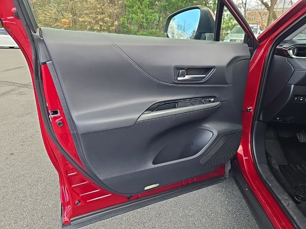 Used 2021 Toyota Venza LE image 11