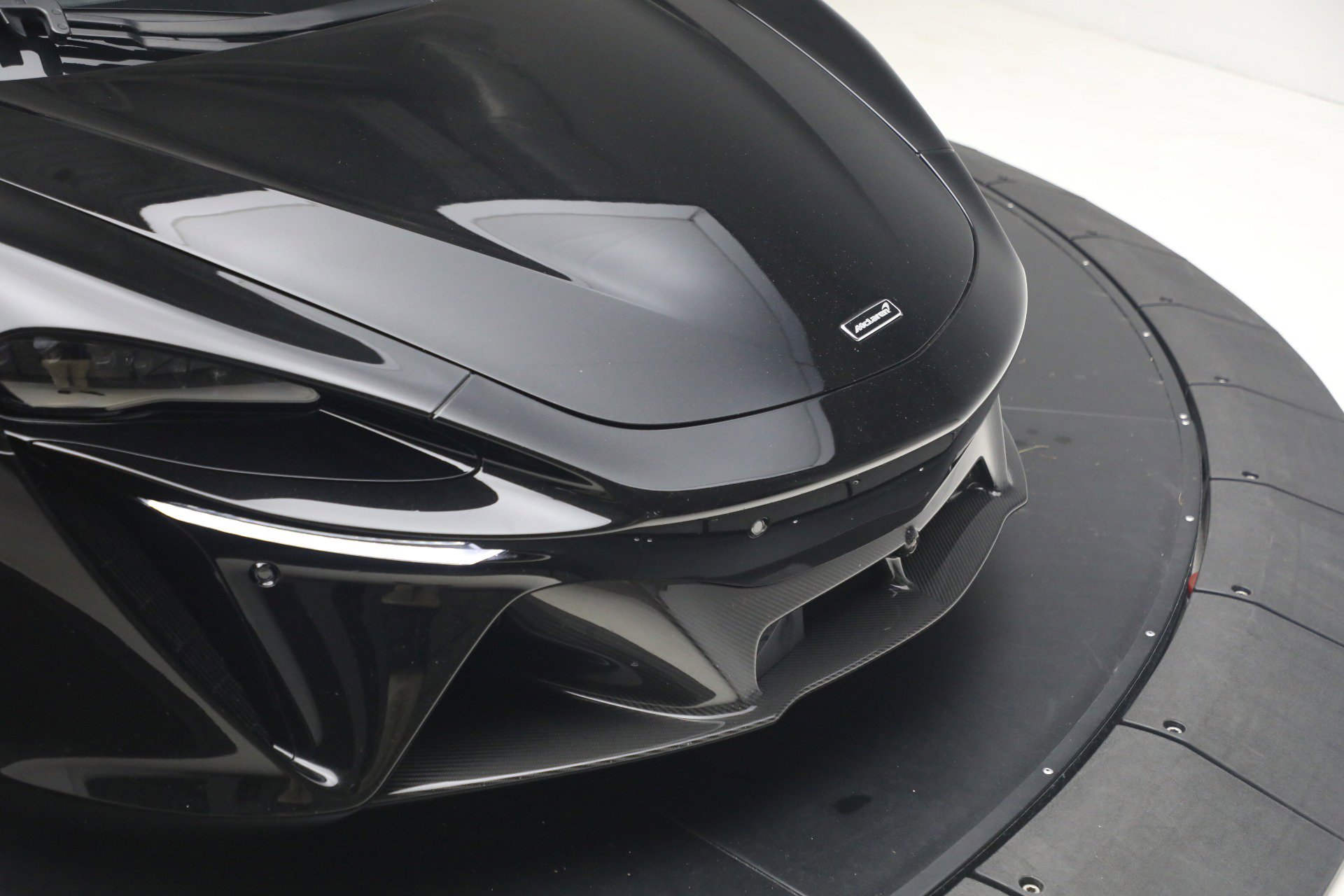 Used 2024 McLaren Artura RWD image 31