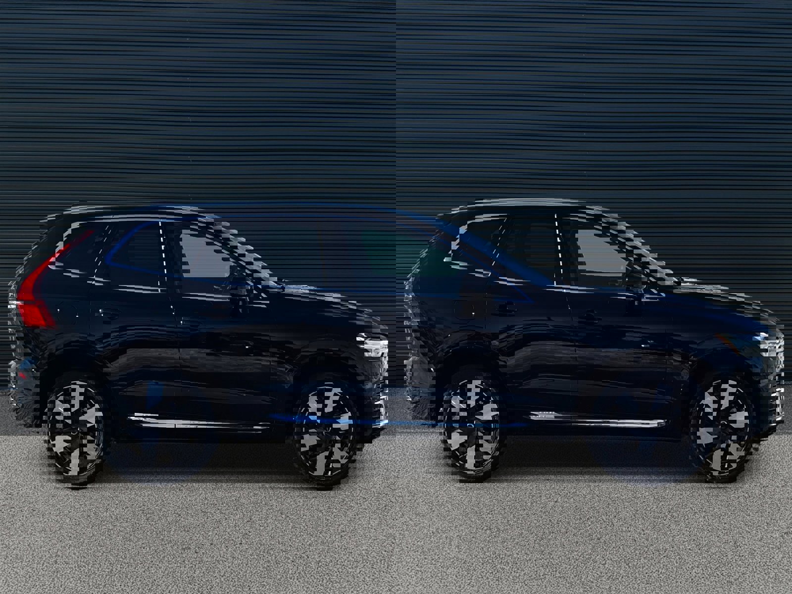 Certified 2023 Volvo XC60 T8 Ultimate w/ Climate Package image 4