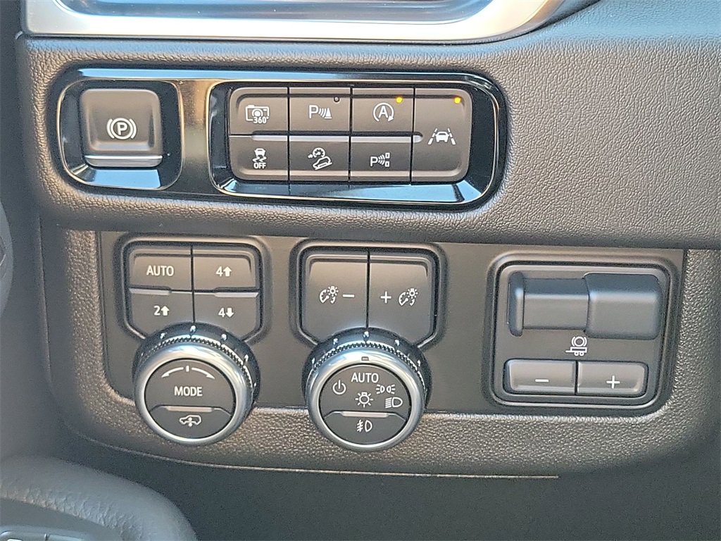 Used 2025 GMC Yukon XL Denali w/ Sun & Power Step Package image 18