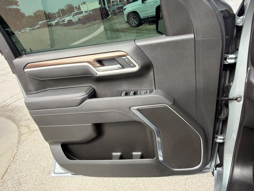 Used 2025 Chevrolet Silverado 1500 LT AWD/4WD image 33