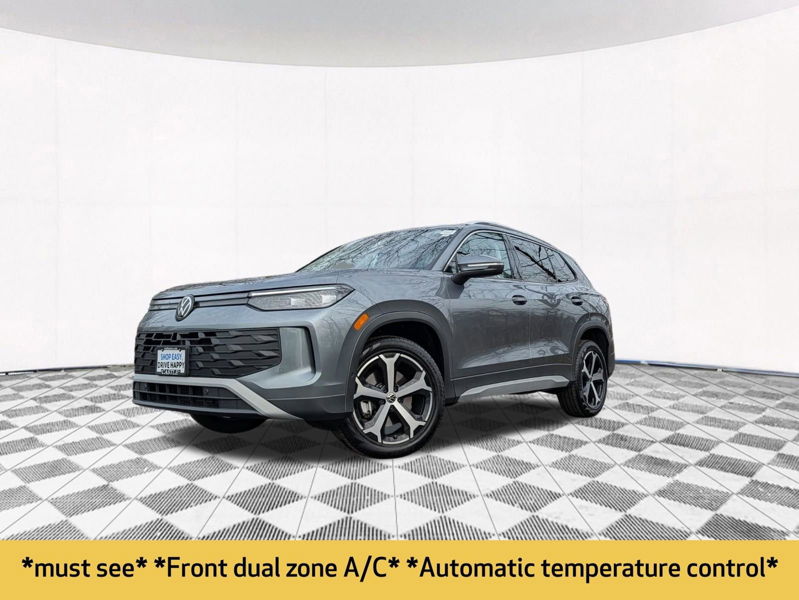 Used 2025 Volkswagen Tiguan SE AWD/4WD image 2