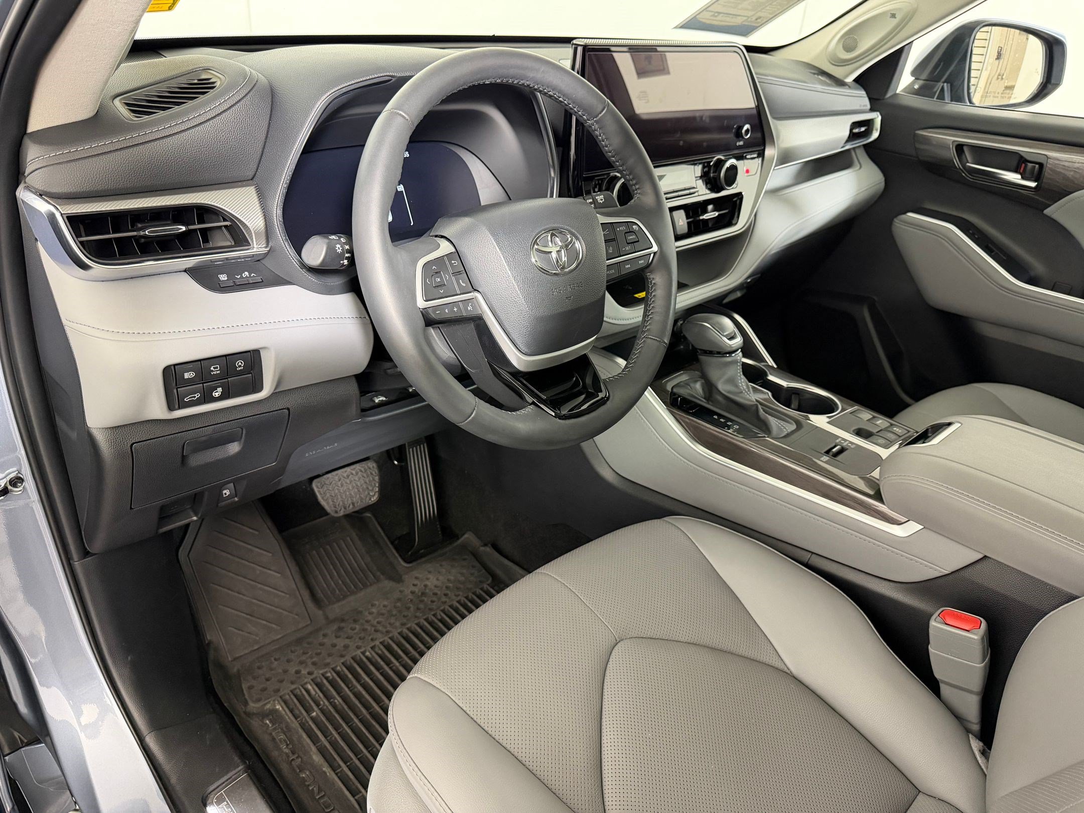 Used 2024 Toyota Highlander Platinum FWD image 3