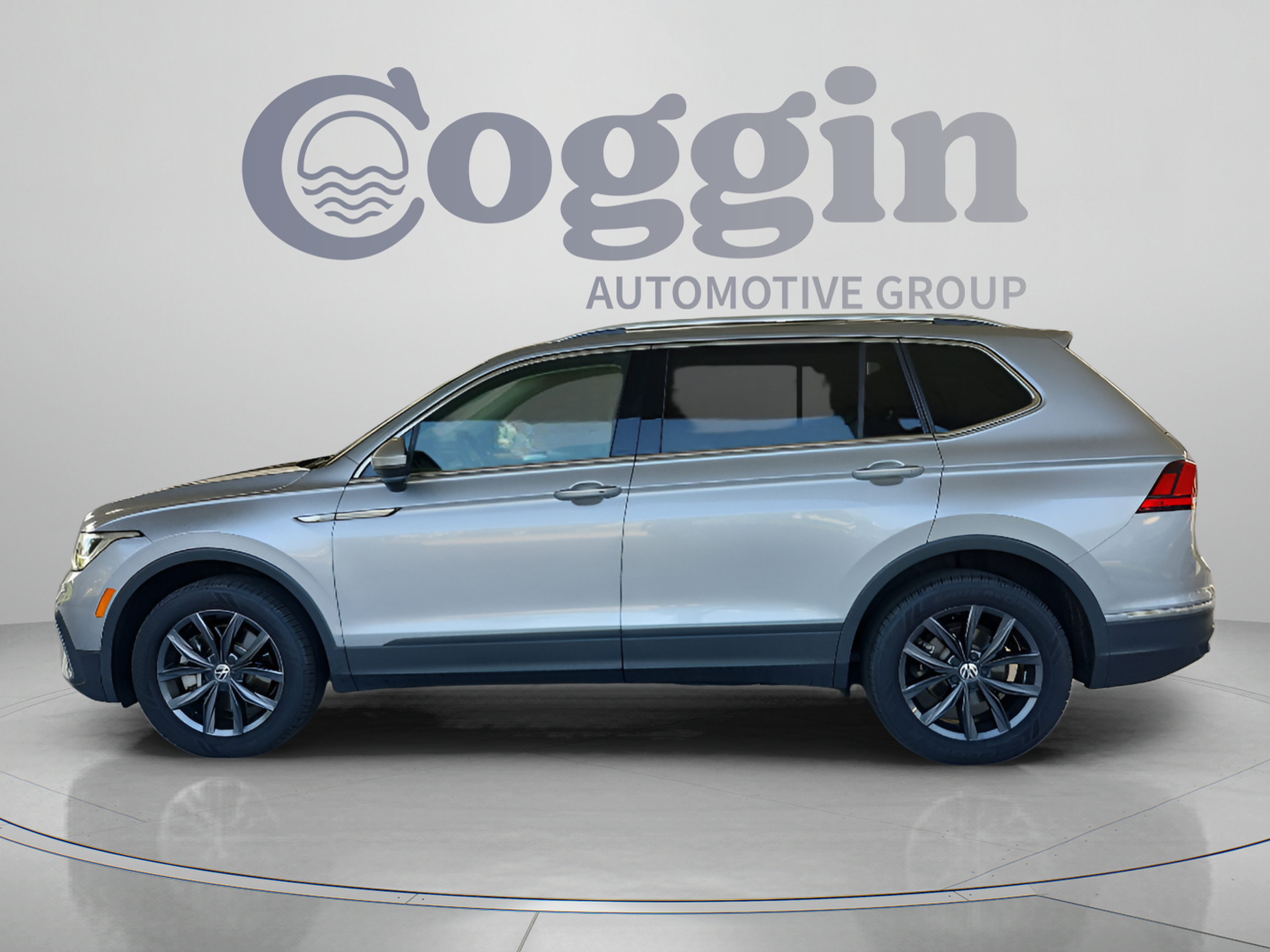 Used 2023 Volkswagen Tiguan SE FWD image 2
