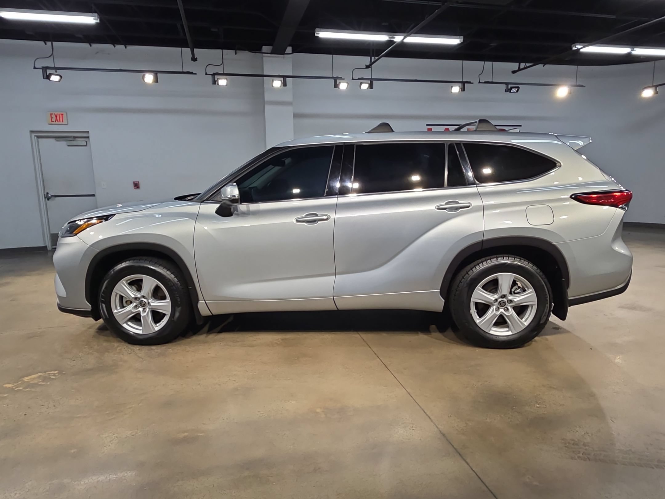 Used 2021 Toyota Highlander L FWD image 4