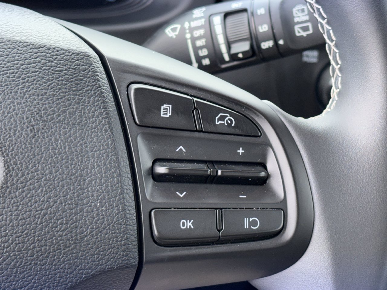 Used 2025 Hyundai Venue Limited FWD image 12