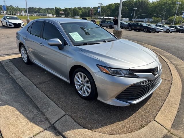 Used 2020 Toyota Camry LE image 3