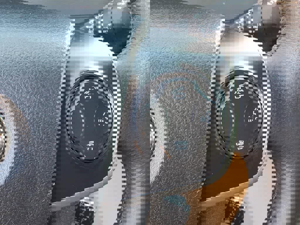 Used 2013 Toyota Camry XLE w/ Leather Pkg image 16