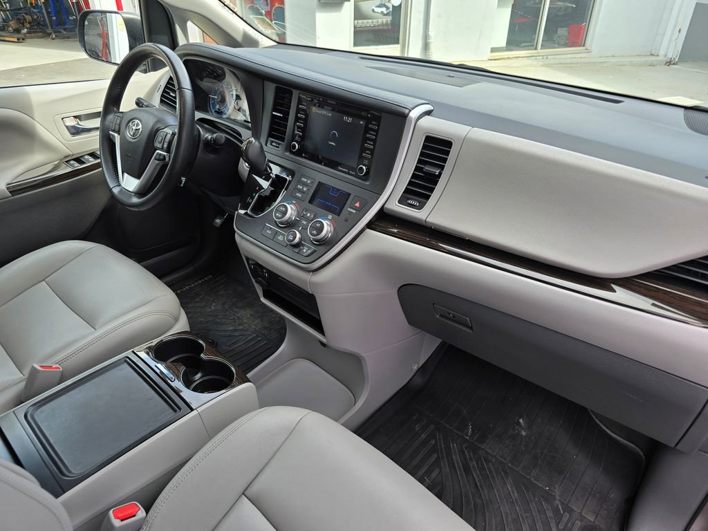 Used 2020 Toyota Sienna XLE image 10