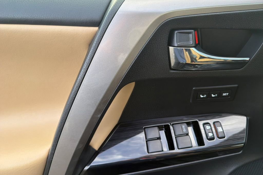 Used 2018 Toyota RAV4 Limited w/ Advanced Technology Package image 10