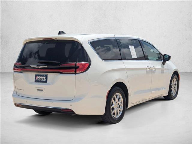 Used 2025 Chrysler Pacifica Select image 5