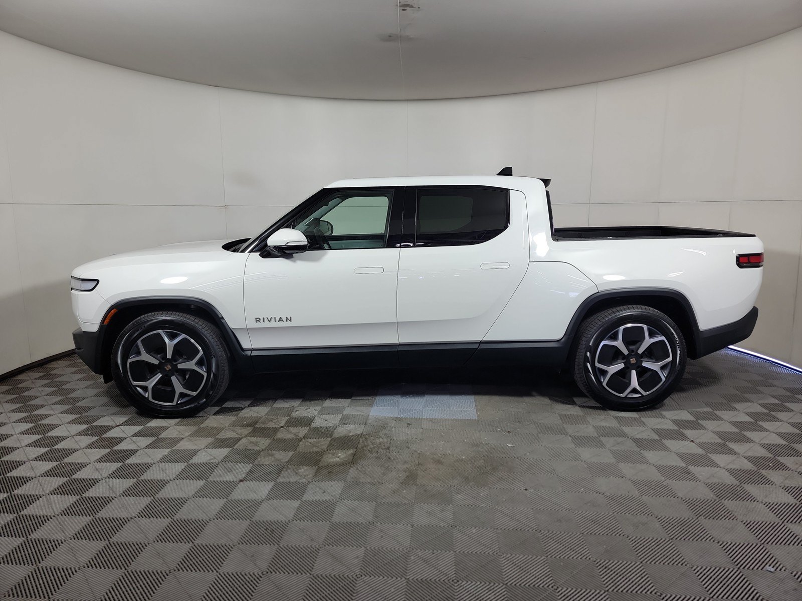 Used 2024 Rivian R1T Adventure AWD/4WD image 2