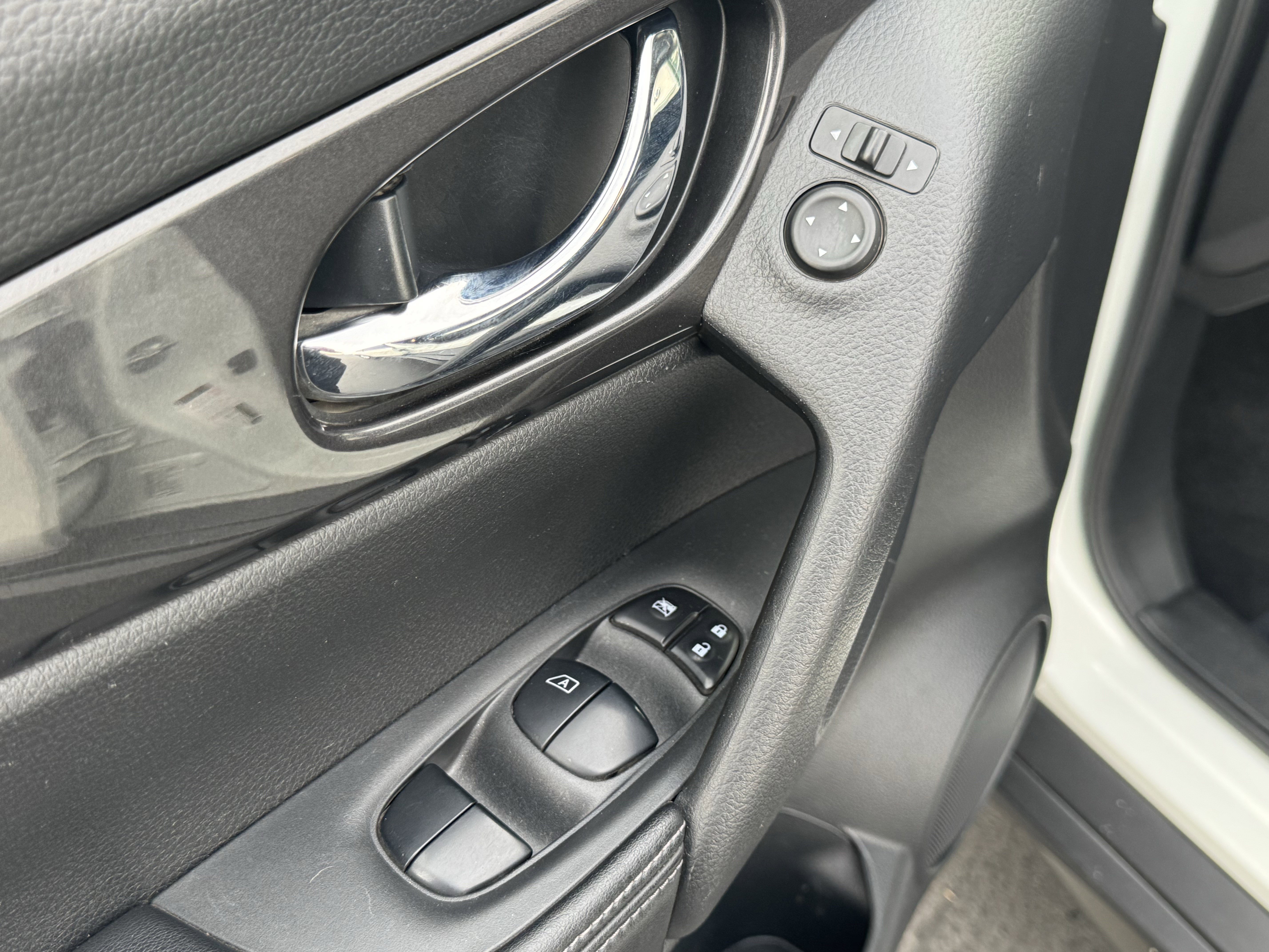 Used 2020 Nissan Rogue SV image 15