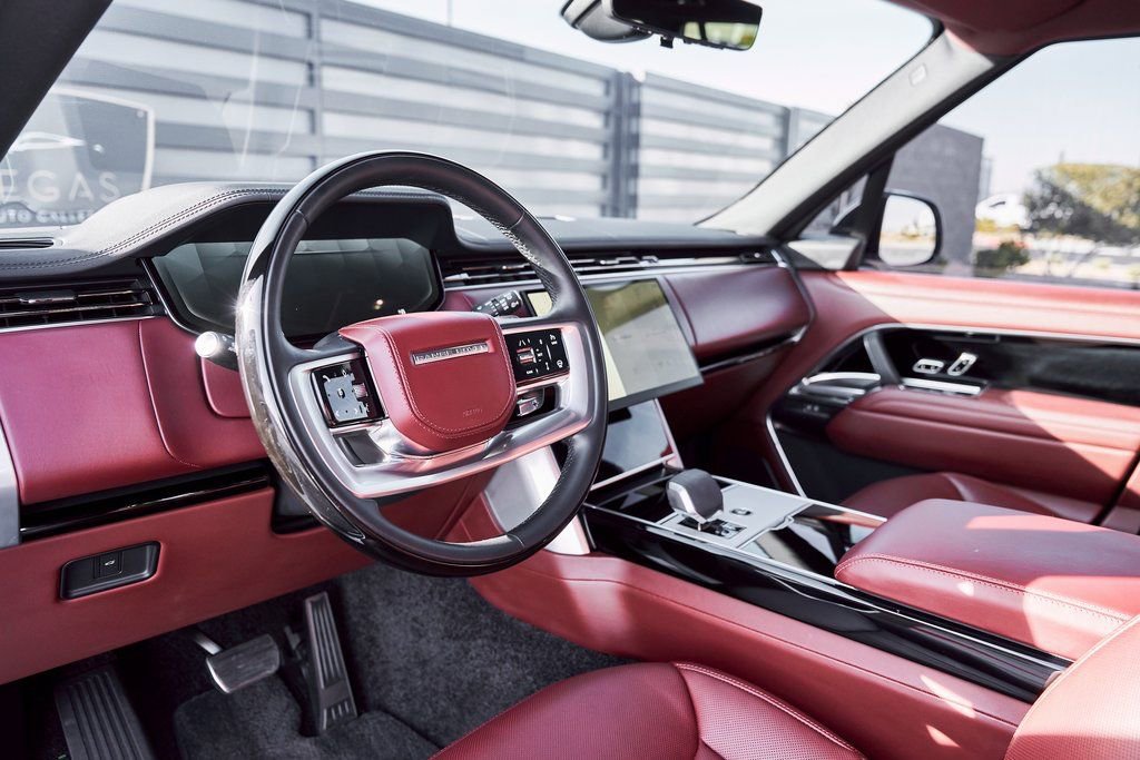 Used 2025 Land Rover Range Rover SE image 2