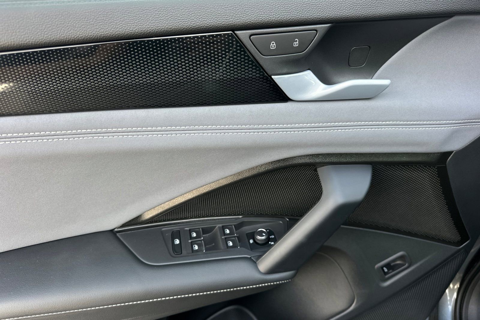 New 2026 Volkswagen Tiguan SE R-Line FWD image 9