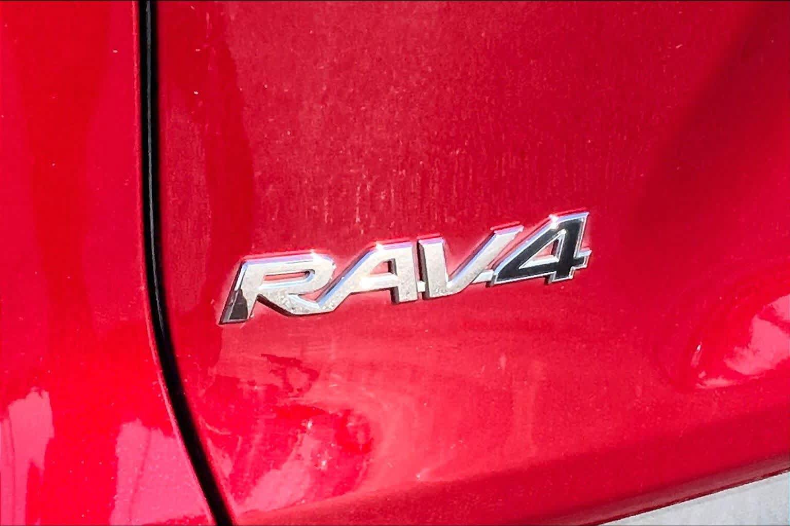 Used 2021 Toyota RAV4 XLE Premium FWD image 10