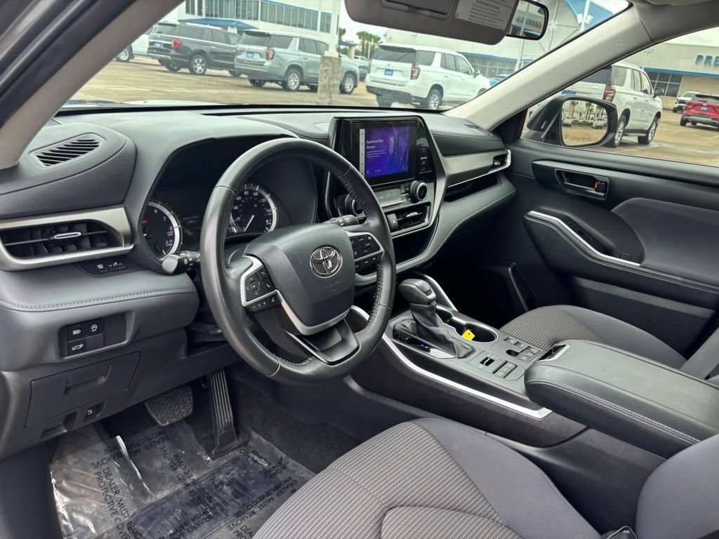 Used 2024 Toyota Highlander LE AWD/4WD image 27