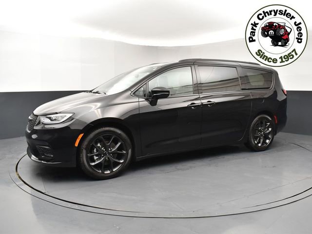 Used 2024 Chrysler Pacifica Limited w/ S Appearance Package image 3
