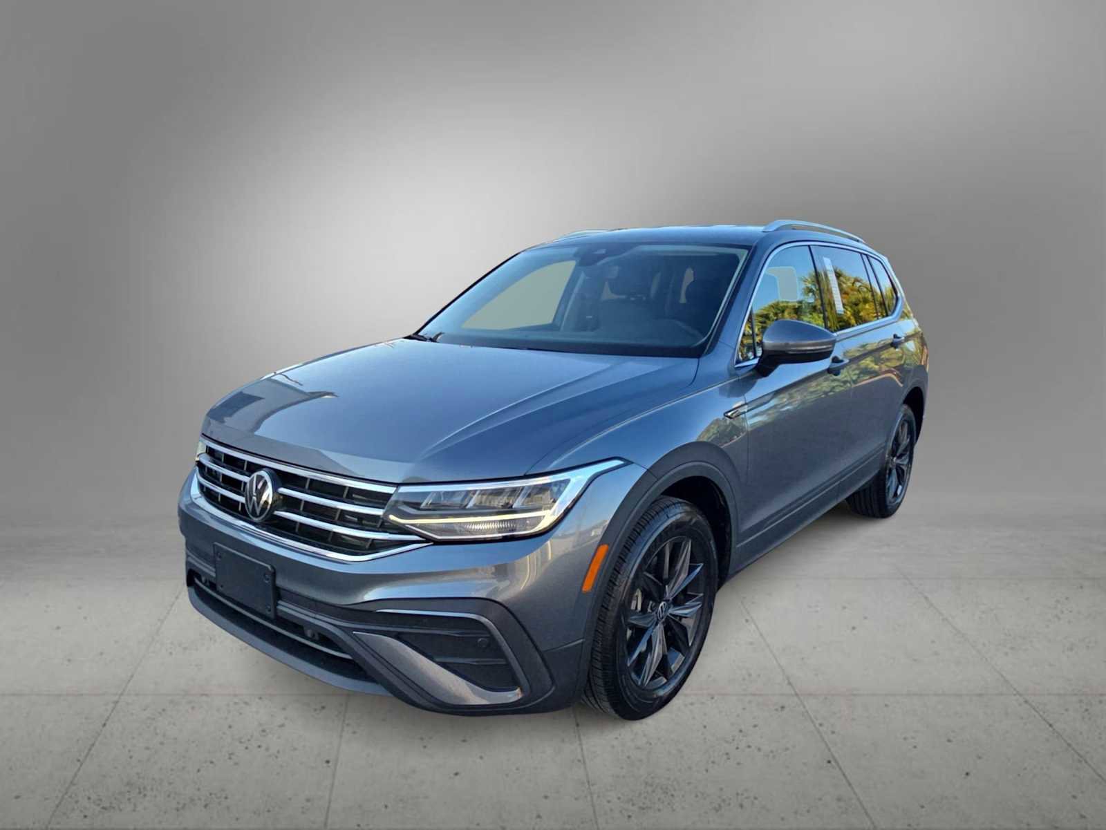 Used 2024 Volkswagen Tiguan SE image 4