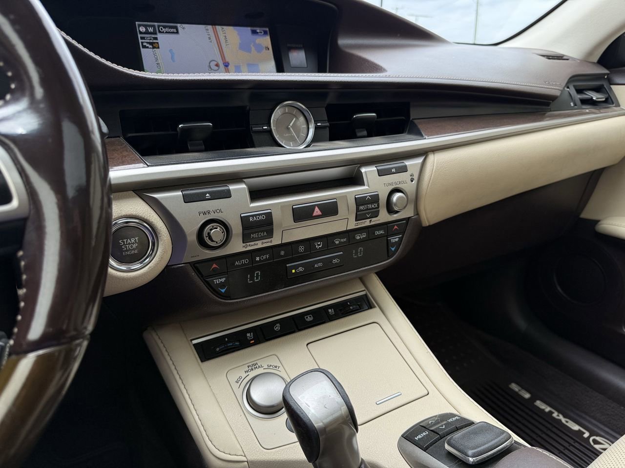 Used 2016 Lexus ES 350 w/ Luxury Package w/Wood Trim FWD image 16