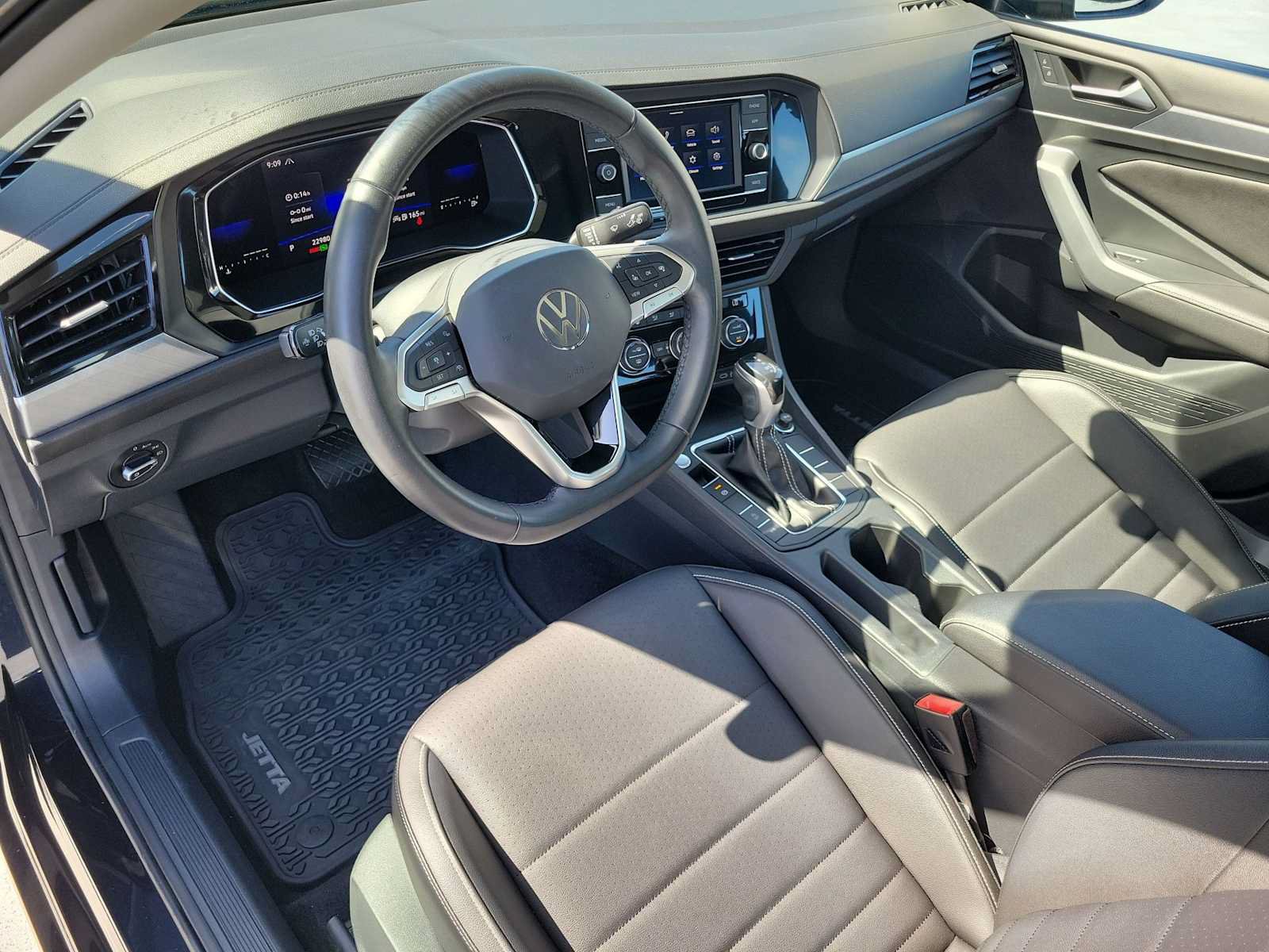 Used 2023 Volkswagen Jetta SE w/ Panoramic Sunroof Package FWD image 2