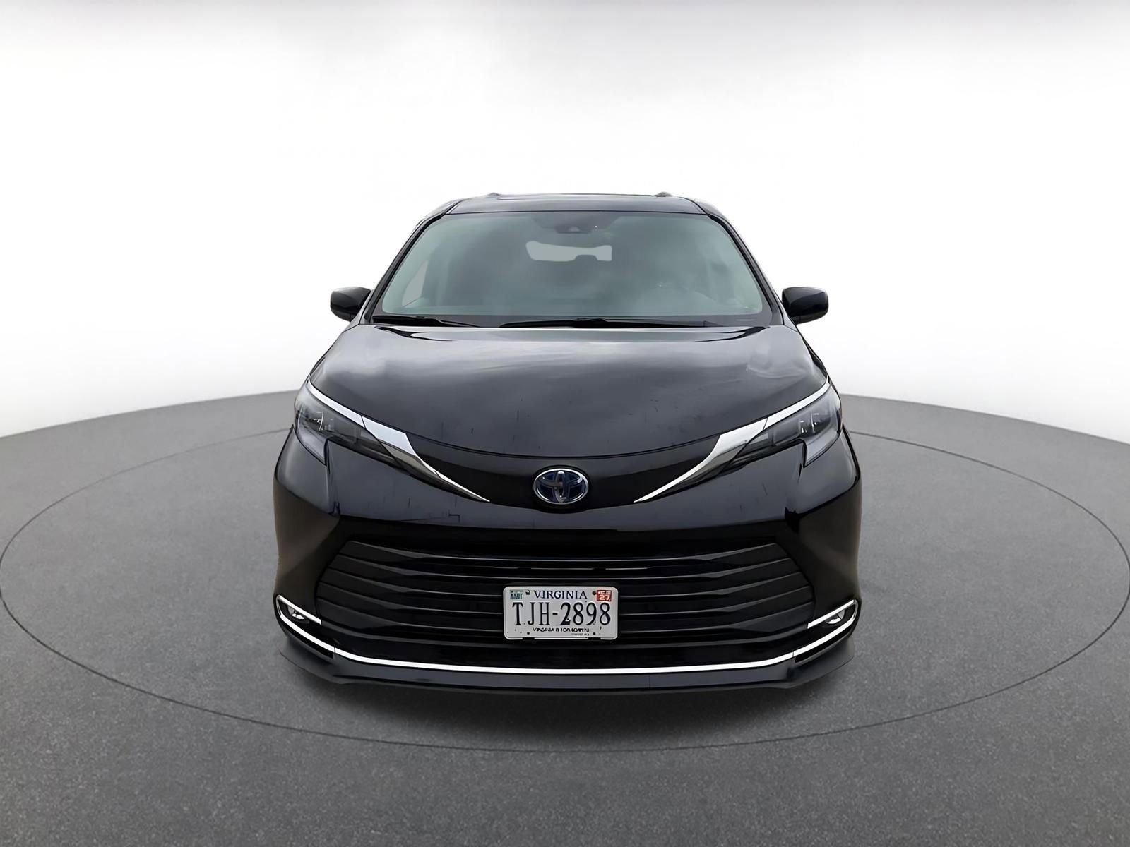 Used 2024 Toyota Sienna XLE FWD image 4