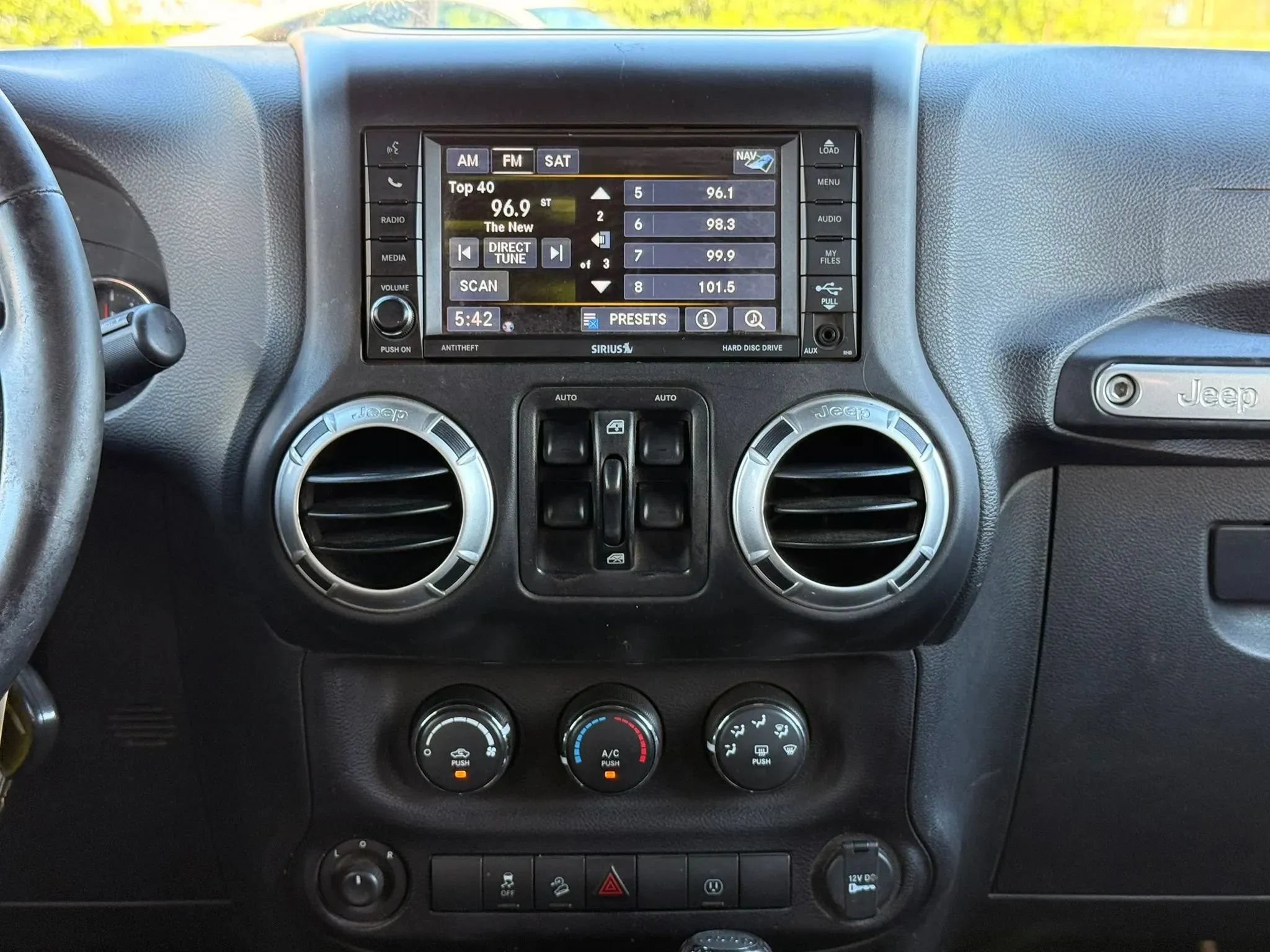 Used 2015 Jeep Wrangler Unlimited Sahara w/ Connectivity Group AWD/4WD image 18
