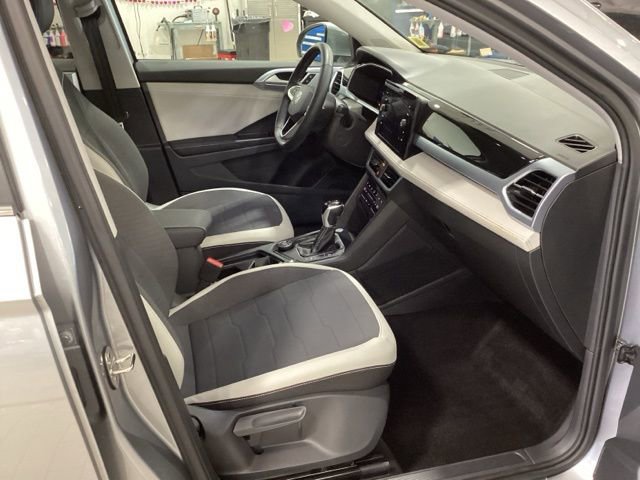 Certified 2025 Volkswagen Taos SE w/ Panoramic Sunroof Package image 8