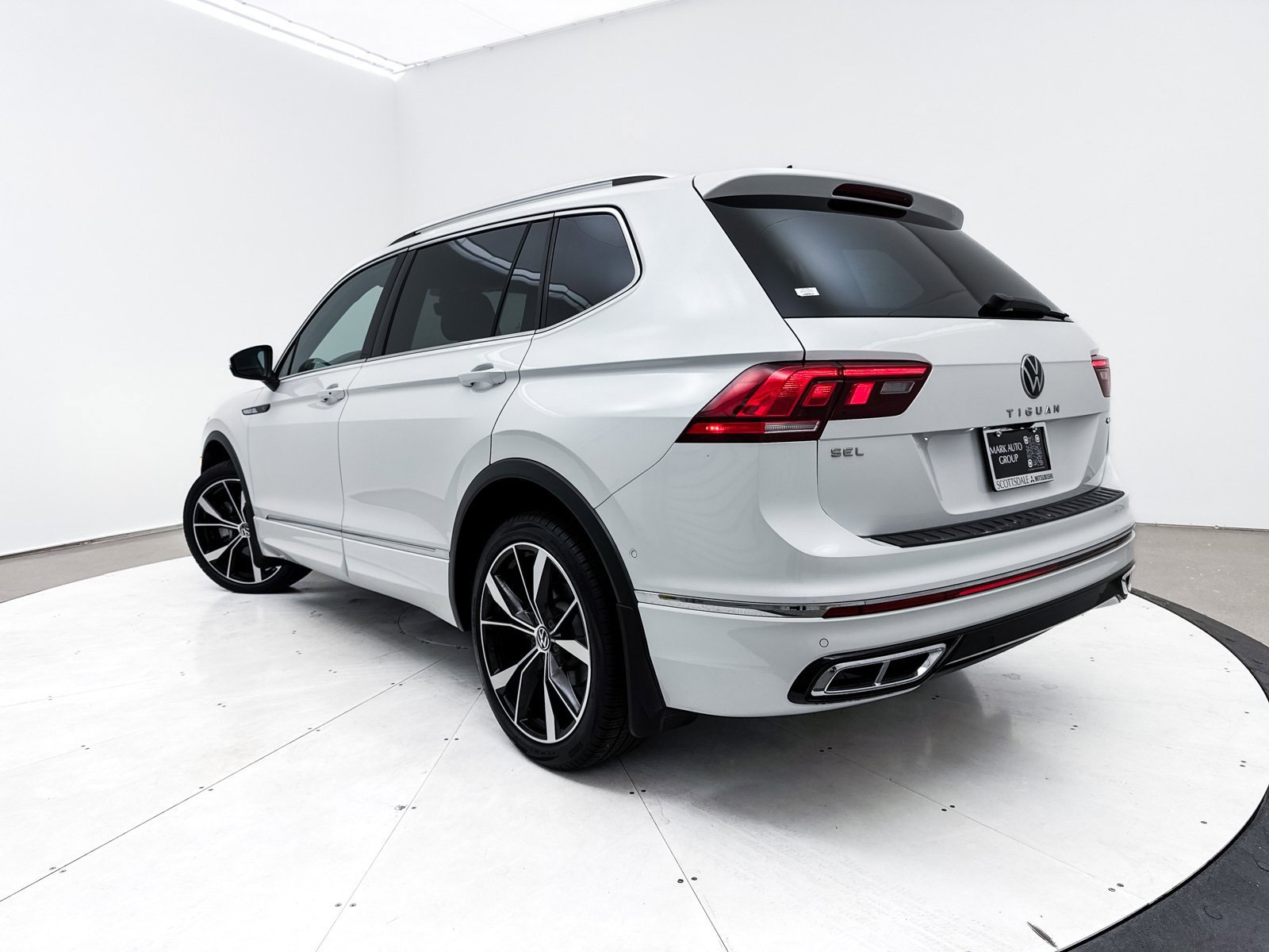 Used 2022 Volkswagen Tiguan SEL R-Line image 2