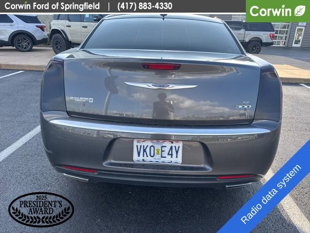 Used 2018 Chrysler 300 Touring w/ Chrome Appearance Package image 6