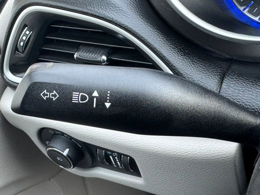 Used 2024 Chrysler Pacifica Touring-L image 19